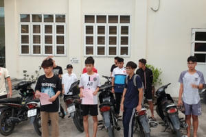 Quảng Ninh: Vây bắt nhóm thanh thiếu niên "nẹt pô", "đánh võng" trên đường Quảng Ninh: Vây bắt nhóm thanh thiếu niên "nẹt pô", "đánh võng" trên đường