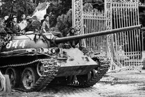 Hào hùng đội hình xe tăng tiến vào giải phóng Sài Gòn Hào hùng đội hình xe tăng tiến vào giải phóng Sài Gòn