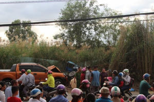 Xe bán tải tông văng xe ba gác vào bụi cây, 1 người tử vong