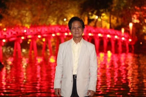 75 tuổi, Chế Linh vẫn hấp dẫn, khiến fans nữ "náo loạn" ở bờ Hồ 75 tuổi, Chế Linh vẫn hấp dẫn, khiến fans nữ "náo loạn" ở bờ Hồ