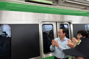 Thích thú "đi thử" tàu đường sắt trên cao