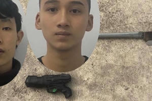 Khởi tố 2 nam thanh niên dùng dao và dí súng nhựa đe dọa cướp tài sản
