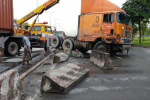 Xe container "đại náo" xa lộ Hà Nội, nhiều người thót tim