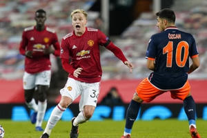 Man Utd 4-1 Istanbul Basaksehir: Fernandes lập cú đúp, James “chốt hạ”