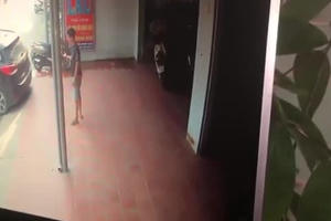 Clip lùi xe bất cẩn nữ tài xế đâm vào người "xin-nhan" cho mình