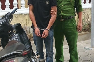 Đến cắt tóc, tiện tay lấy luôn điện thoại Iphone 6S sản của chủ tiệm