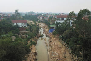 Cận cảnh những ngôi nhà chờ sập ngay bên tuyến kè 20 tỷ đồng đang dang dở