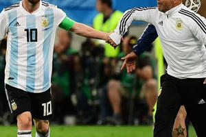 Khen Messi nức nở, HLV Sampaoli muốn làm lành với các cầu thủ Argentina
