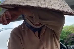 [Clip]: Cộng đồng mạng tán dương hành động đẹp của "cô gái mướp đắng"