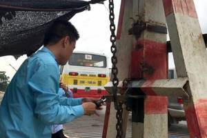 Hà Nội: Phụ xe buýt kiêm nhân viên mở barie