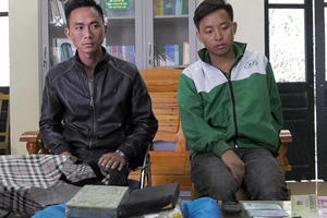 Lào Cai: Vận chuyển ma túy đến khu vực biên giới, 2 đối tượng bị bắt giữ Lào Cai: Vận chuyển ma túy đến khu vực biên giới, 2 đối tượng bị bắt giữ