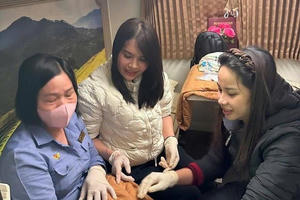 Sinh non trên tàu Bắc - Nam, sản phụ được hai nữ hộ sinh Nghệ An giúp đỡ “mẹ tròn con vuông”