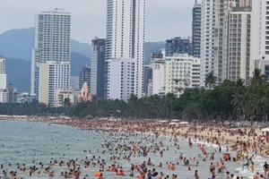 Bãi biển Nha Trang ken kín người trước ngày lễ lớn 30/4
