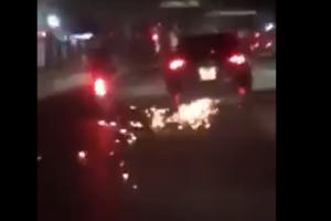 Video: Hoảng hồn với “xế hộp điên” gây tai nạn kéo xe nạn nhân bỏ chạy tóe lửa trên đường