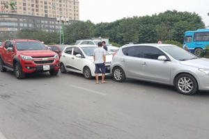 Hà Nội: Nhiều phương tiện hư hỏng nặng sau vụ đâm liên hoàn trên đường Lê Văn Lương