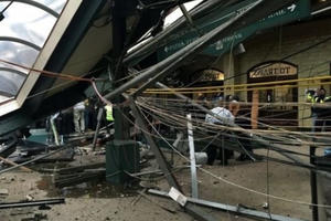 Tàu điện chệch bánh đâm vào ga khiến hơn 100 người thương vong ở Mỹ