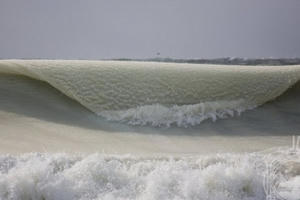 Sóng biển “đóng băng” và những khoảnh khắc kỳ diệu không thể tin nổi