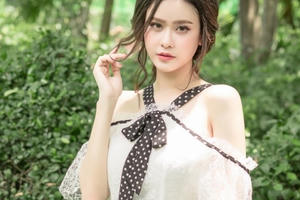 Ca sĩ Trương Quỳnh Anh khoe vẻ đẹp tinh khôi, cuốn hút với những thiết kế chấm bi