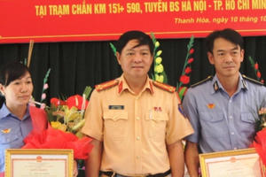 Khen thưởng 2 nhân viên đường sắt đã dừng đoàn tàu tránh tai nạn thảm khốc