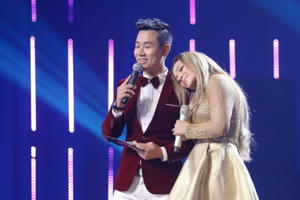 Thanh Hà tình tứ với trai trẻ Nguyên Khang ở hậu trường Người hát tình ca