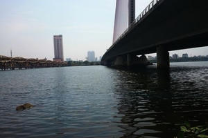 Xuất hiện dòng nước đen ngòm, bốc mùi hôi thối trên sông Hàn