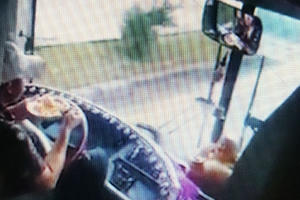 Lâm Đồng: Tài xế xe khách vừa lái xe vừa ăn mì bị đình chỉ công tác