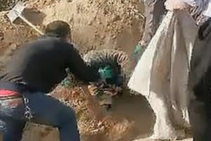 Người mẹ tàn tật sống sót thần kỳ sau 72 giờ bị con trai chôn sống