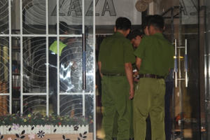 Hơn 14h nghẹt thở vây bắt đối tượng ôm lựu đạn cố thủ trong căn nhà số 128