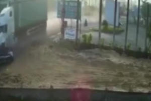 Clip: Kinh hoàng khoảnh khắc xe container tông ô tô 4 chỗ làm 5 người chết