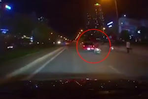 Tức giận vì bị tạt đầu, tài xế ô tô tông ngã xe máy chở 3 thanh niên