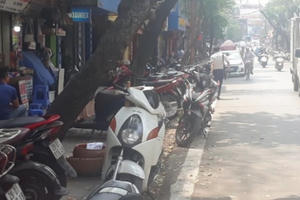 Công an quận Hoàn Kiếm thông tin vụ "nhan nhản" bãi xe không phép sau khi Pháp luật Plus phản ánh