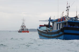 Cứu nạn 11 thuyền viên tàu gặp sự cố giữa vùng biển động