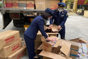 Nghệ An: Xử phạt, tiêu hủy lô bánh kẹo không rõ nguồn gốc đang trên đường đi tiêu thụ