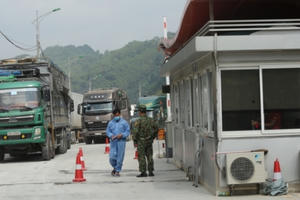 Xuất khẩu vải thiều Bắc Giang qua cửa khẩu Lạng Sơn buộc phải đổi lái xe