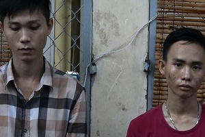 Bắt 2 đối tượng mua súng và dao qua mạng rồi hù dọa người giao hàng để chiếm đoạt