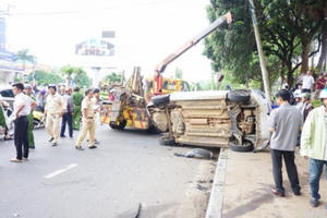 [Clip]: Xe điên tông hàng loạt xe dừng đèn đỏ tại Gia Lai