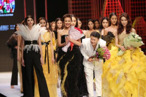 Phương Mai bất ngờ tái xuất sàn catwalk 3 năm vắng bóng