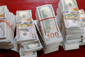 Vứt lại 470.000 đô la Mỹ khi bị công an kiểm tra