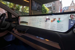 Quên đi mã lực, kích cỡ màn hình mới là cuộc chiến của ngành xe hơi