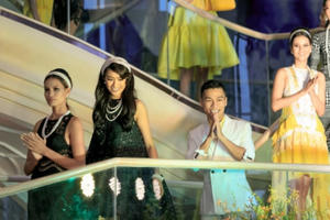 Đảm nhận vai trò vedette, Lệ Hằng đầy kiêu kỳ, cuốn hút khiến ai cũng phải ngước nhìn