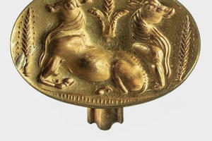 Phát hiện ngôi mộ 3500 năm chứa nhiều châu báu và hàng nghìn miếng vàng lá