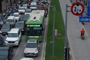 Hà Nội đề xuất thêm phương tiện đi chung làn với buýt BRT