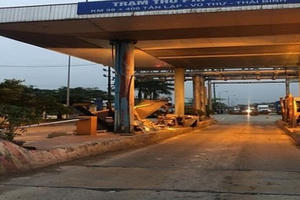 Cabin trạm thu phí Tân Đệ bị container húc đổ trong đêm