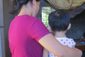 Phẫn nộ thanh niên 17 tuổi xâm hại hai chị em bé gái 2 và 3 tuổi