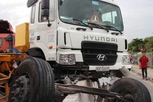 TP HCM: Xe container đại náo cầu Phú Mỹ, giao thông tê liệt TP HCM: Xe container đại náo cầu Phú Mỹ, giao thông tê liệt