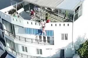 Cảnh sát 113 phản xạ cực nhanh cứu được người đàn ông khỏa thân nhảy lầu tự tử