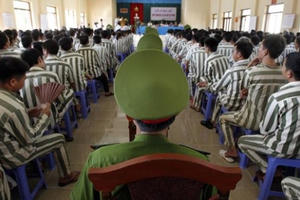 Tù tại gia: Hệ lụy khó lường khi 'đẩy' trách nhiệm về gia đình