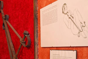 Vụ cha đẻ, mẹ kế hành hạ bé trai 10 tuổi: Điều gì ẩn chứa phía sau tội ác?