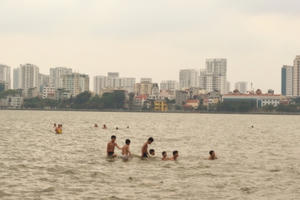 Hà Nội nắng nóng, người dân rủ nhau ra "bãi tắm" Hồ Tây để giải nhiệt