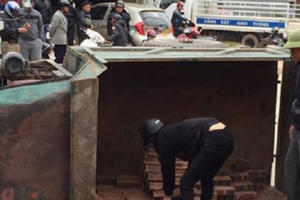 Bắc Giang: Xe ba gác chở gạch lật đổ khiến hai bà cháu thương vong